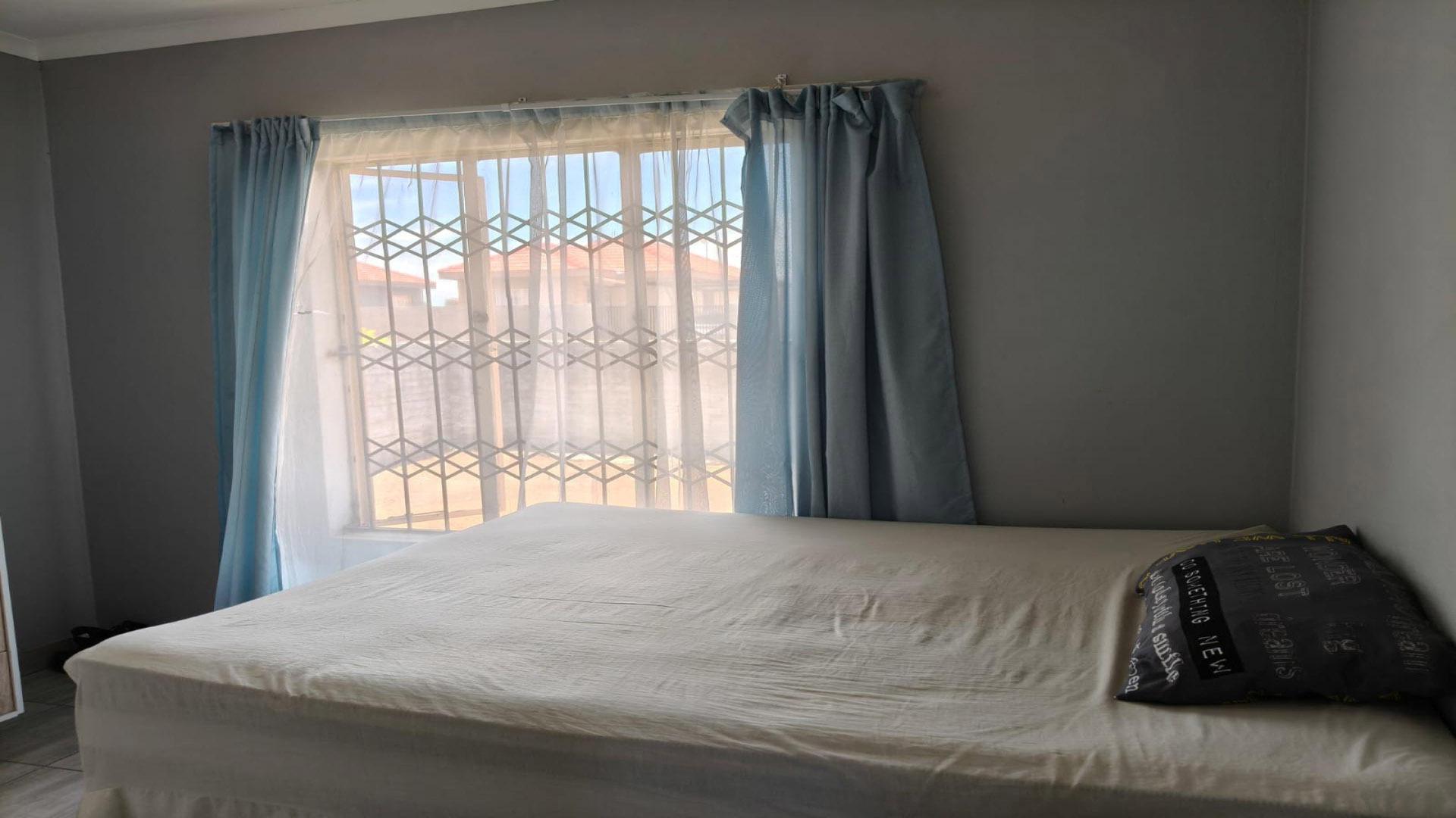 Bed Room 1 of property in Mogwase