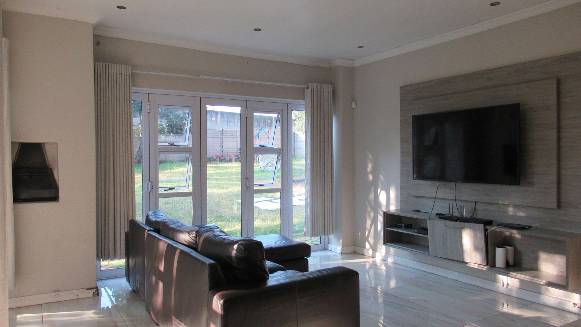 Lounges - 22 square meters of property in Fourways