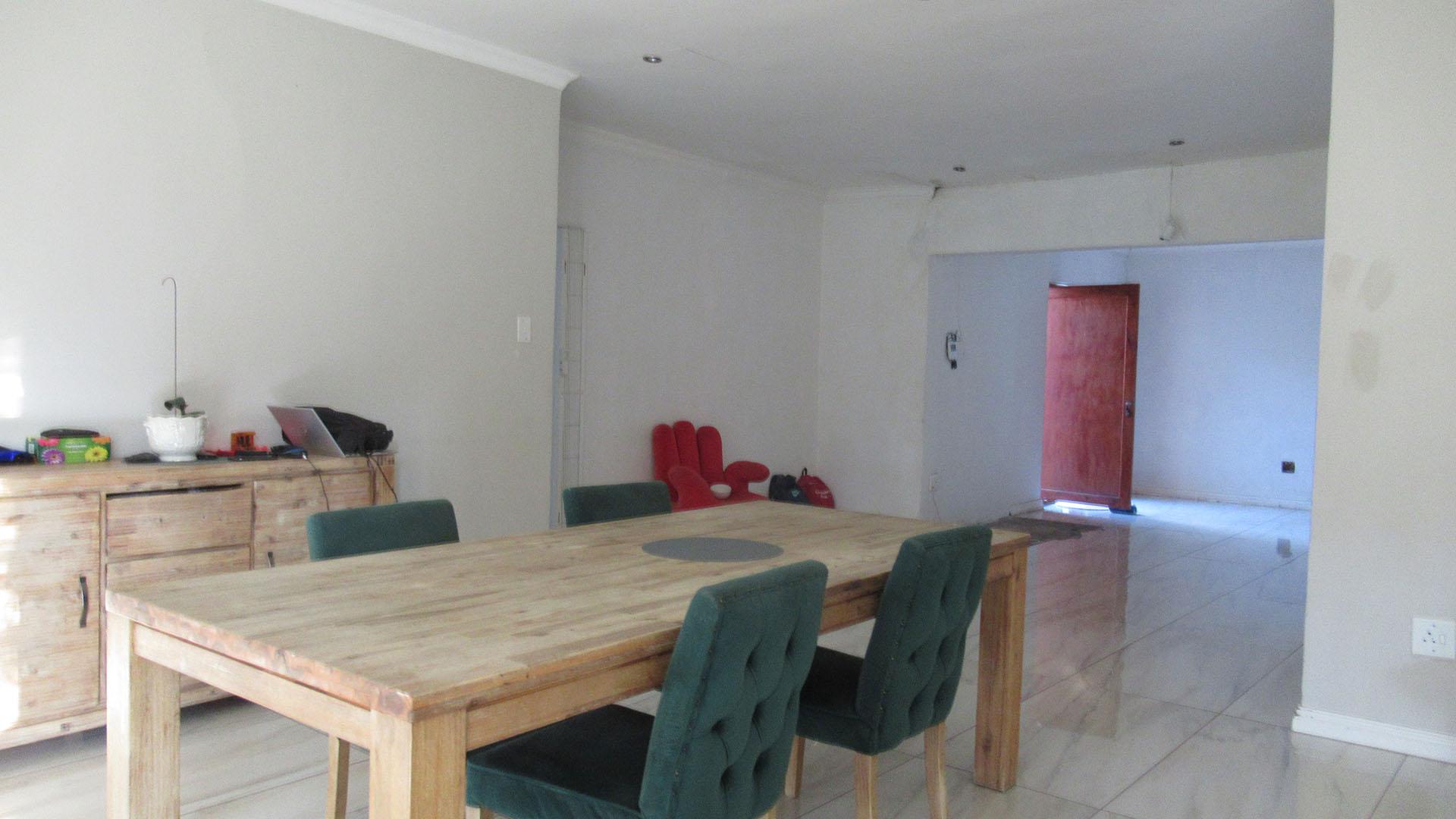 Dining Room - 20 square meters of property in Fourways