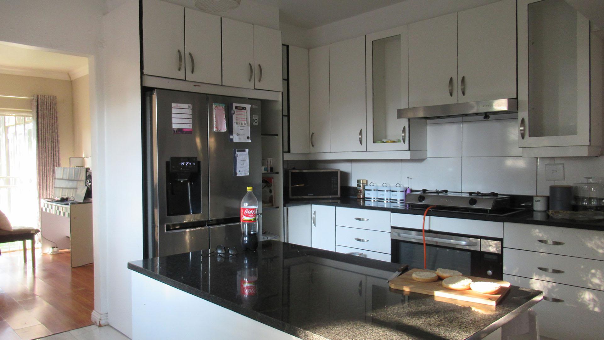 Kitchen - 26 square meters of property in Fourways