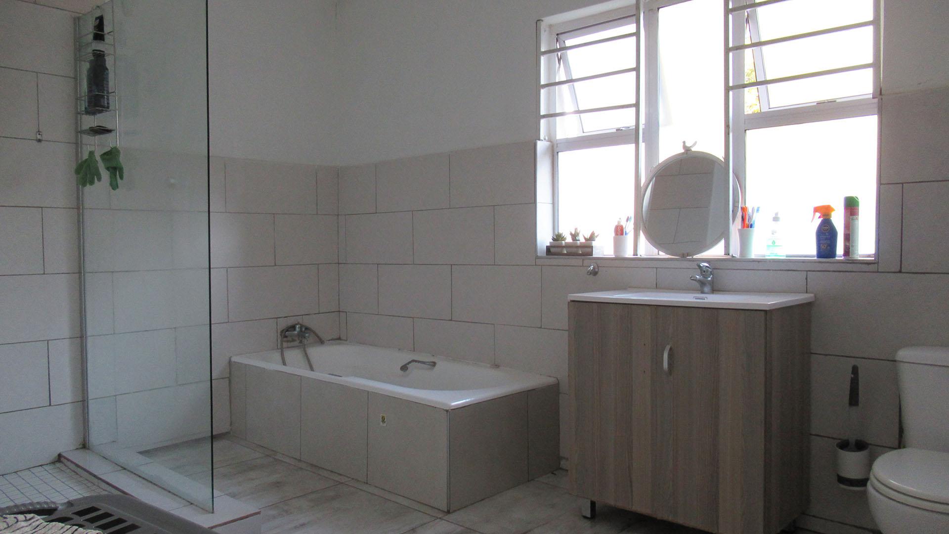 Bathroom 1 - 12 square meters of property in Fourways
