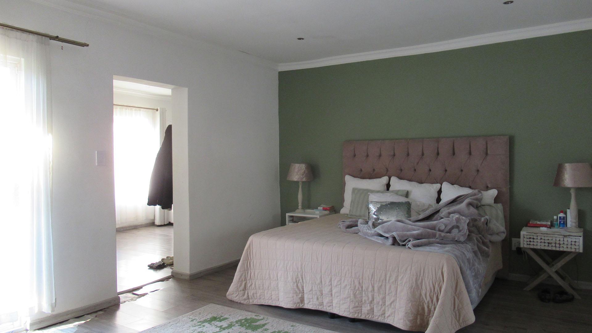 Main Bedroom - 44 square meters of property in Fourways