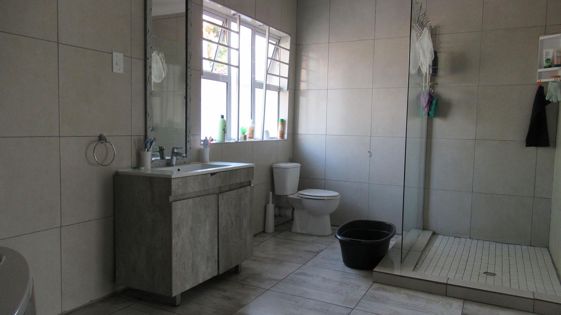 Main Bathroom - 15 square meters of property in Fourways