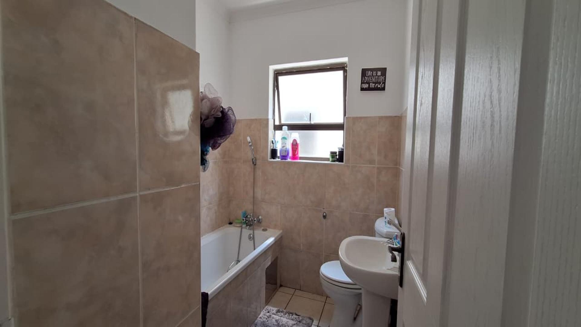 Bathroom 1 - 4 square meters of property in Parkrand