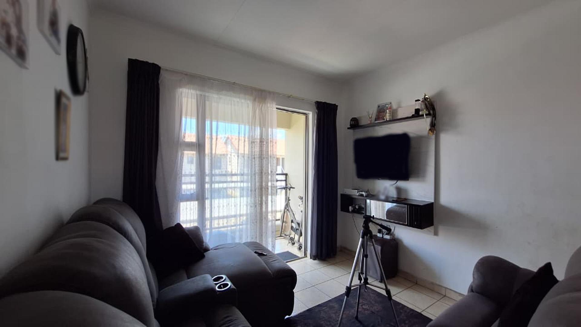 Lounges - 15 square meters of property in Parkrand