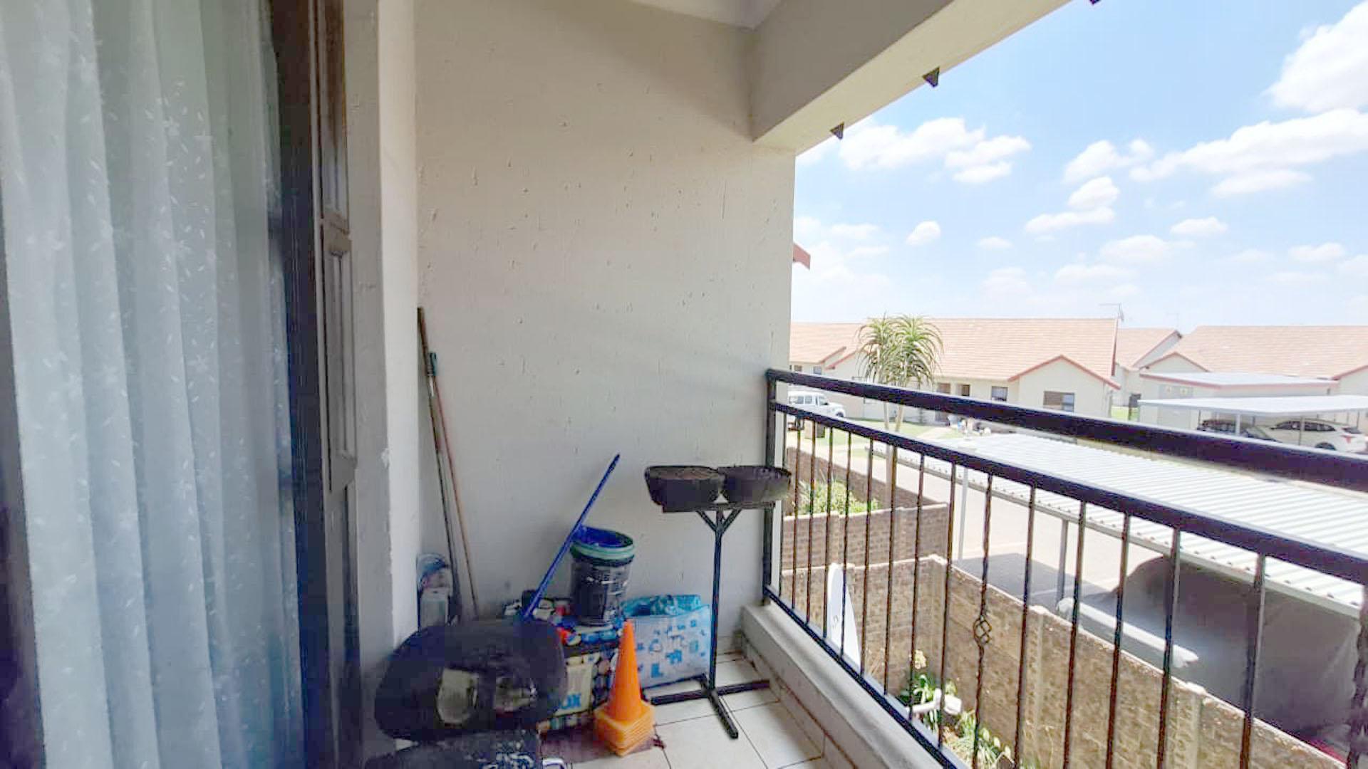 Balcony - 7 square meters of property in Parkrand