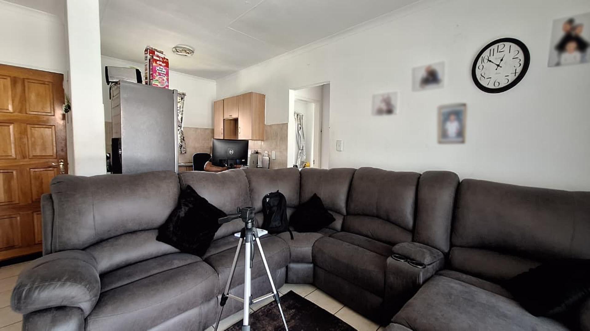 Lounges - 15 square meters of property in Parkrand