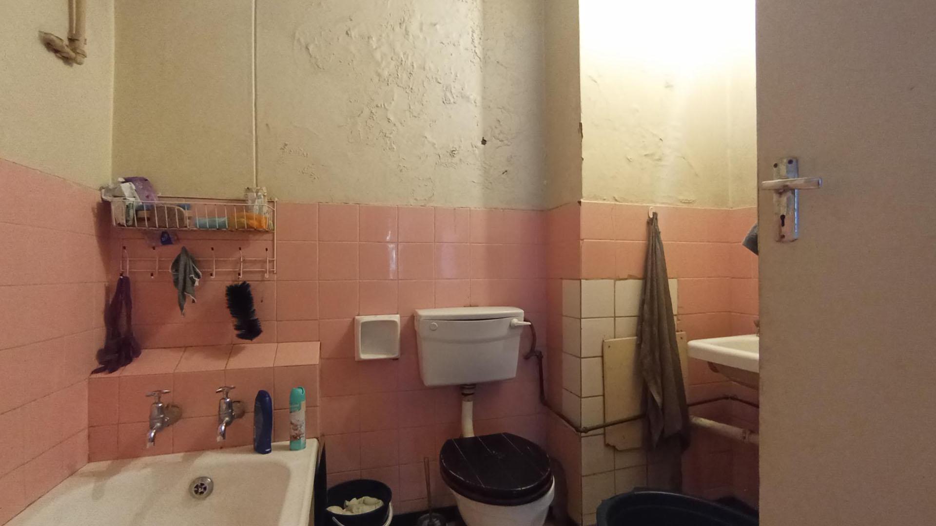 Bathroom 1 - 4 square meters of property in Arcadia