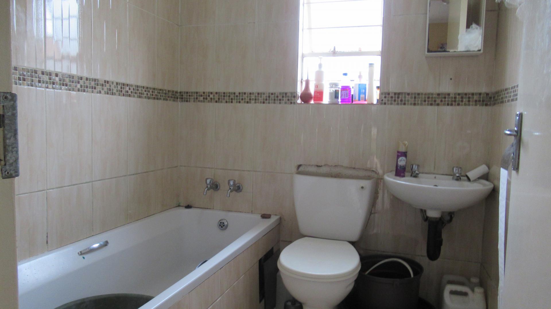 Bathroom 1 - 3 square meters of property in Lenasia South