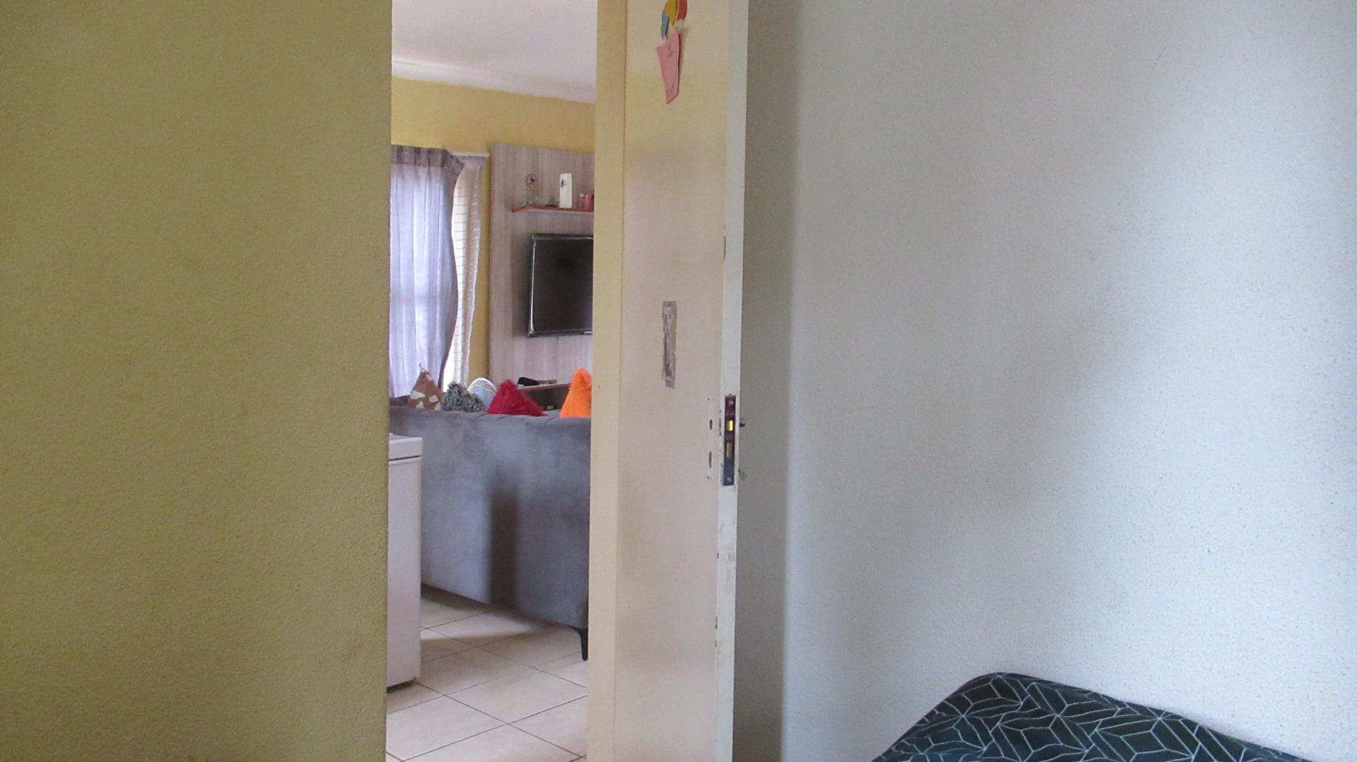 Bed Room 1 - 11 square meters of property in Lenasia South