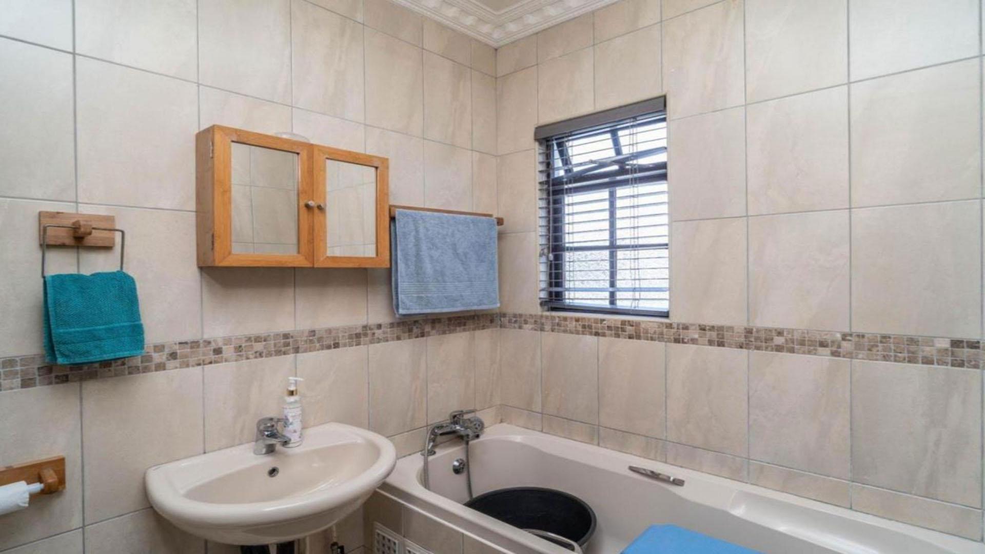 Bathroom 1 of property in Glen Hills (Stanger)