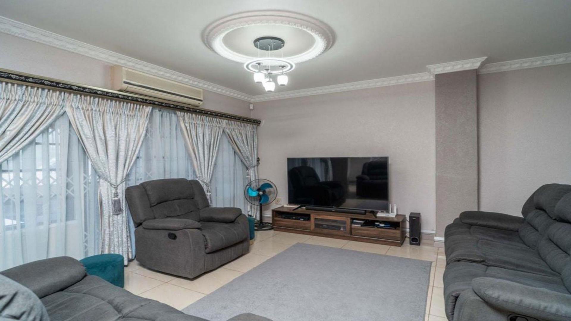 TV Room of property in Glen Hills (Stanger)