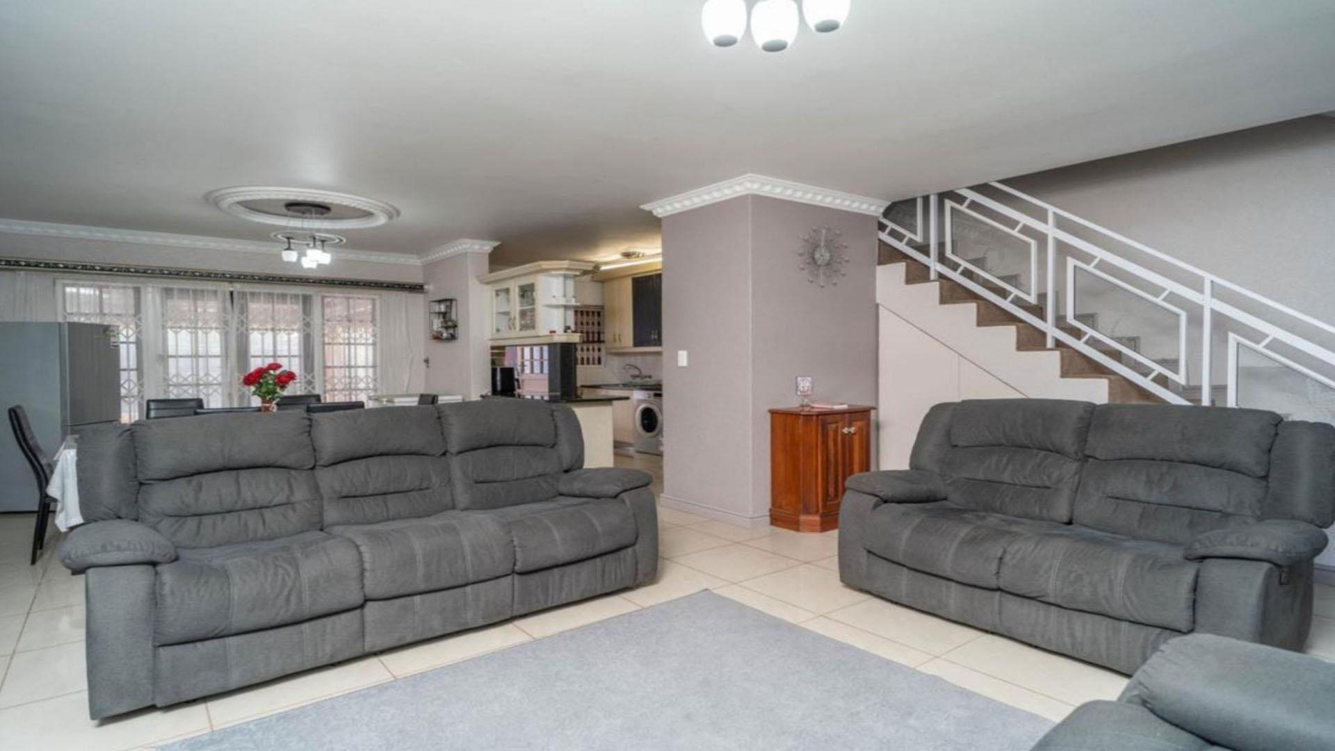 TV Room of property in Glen Hills (Stanger)