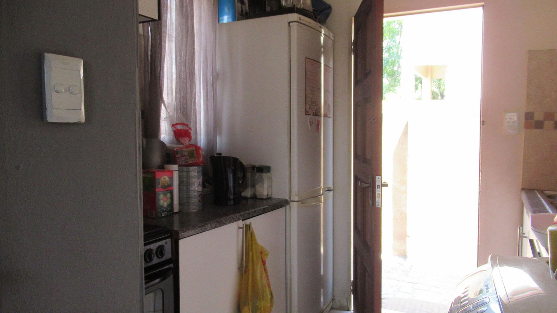 Kitchen - 23 square meters of property in Bloubosrand