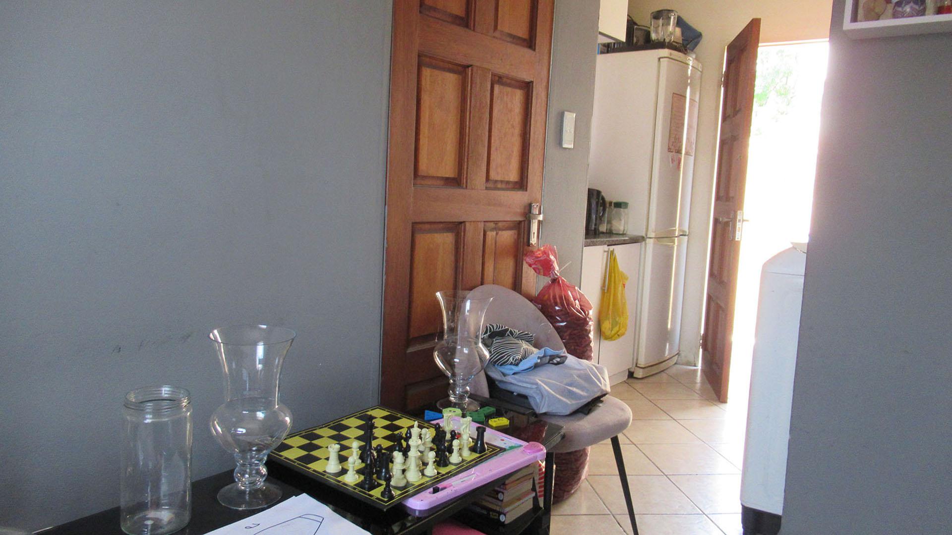 Lounges - 36 square meters of property in Bloubosrand