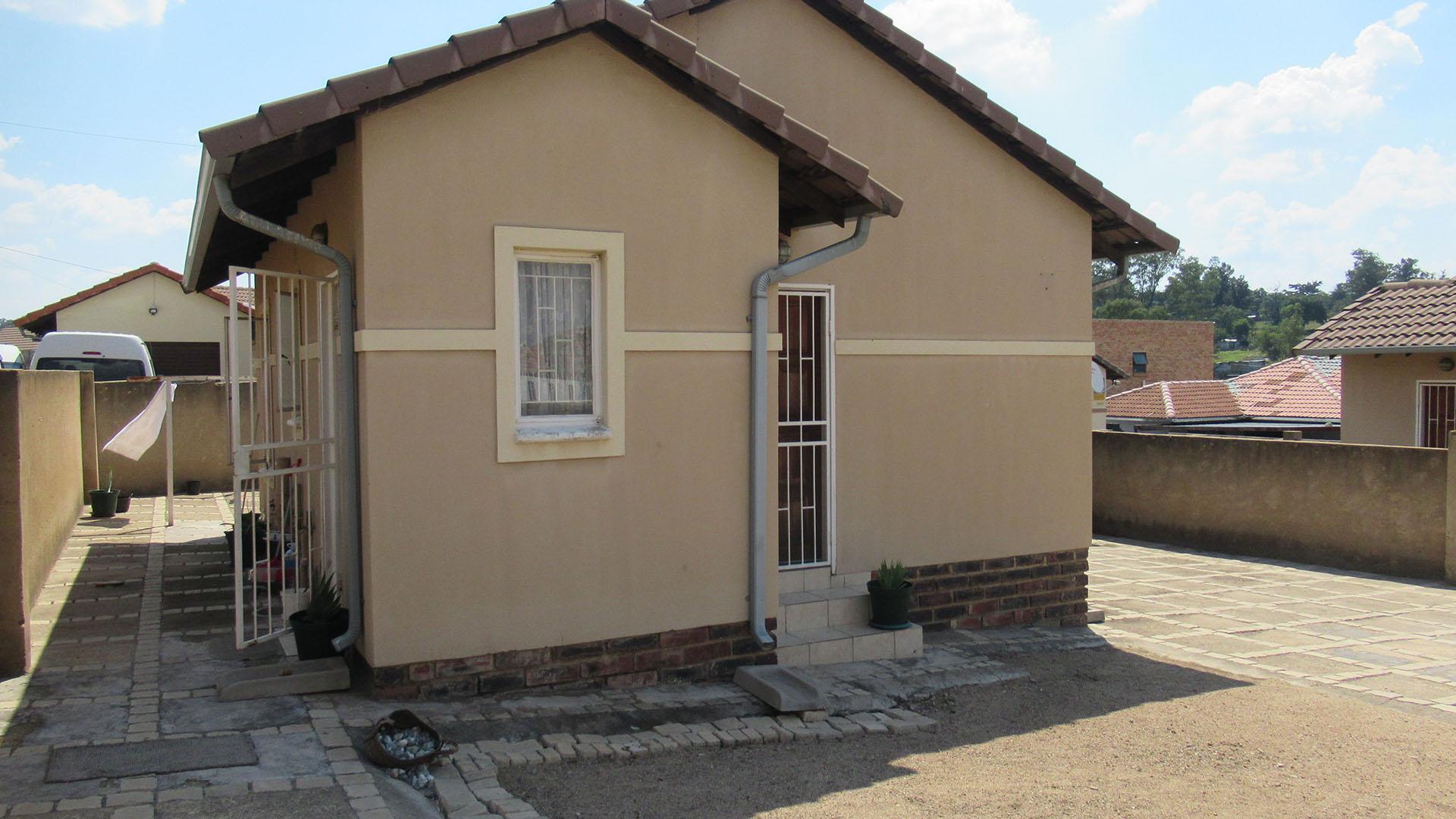 Front View of property in Bloubosrand