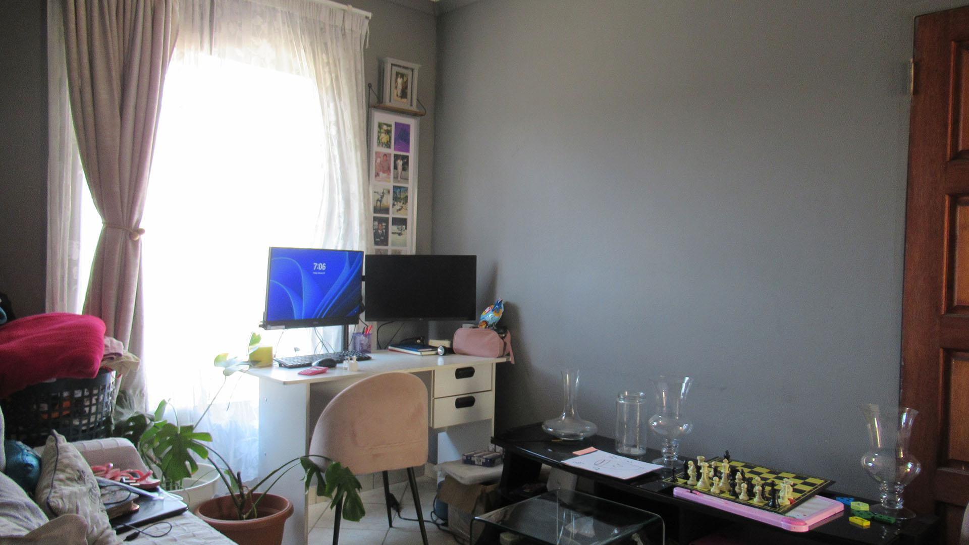 Lounges - 36 square meters of property in Bloubosrand