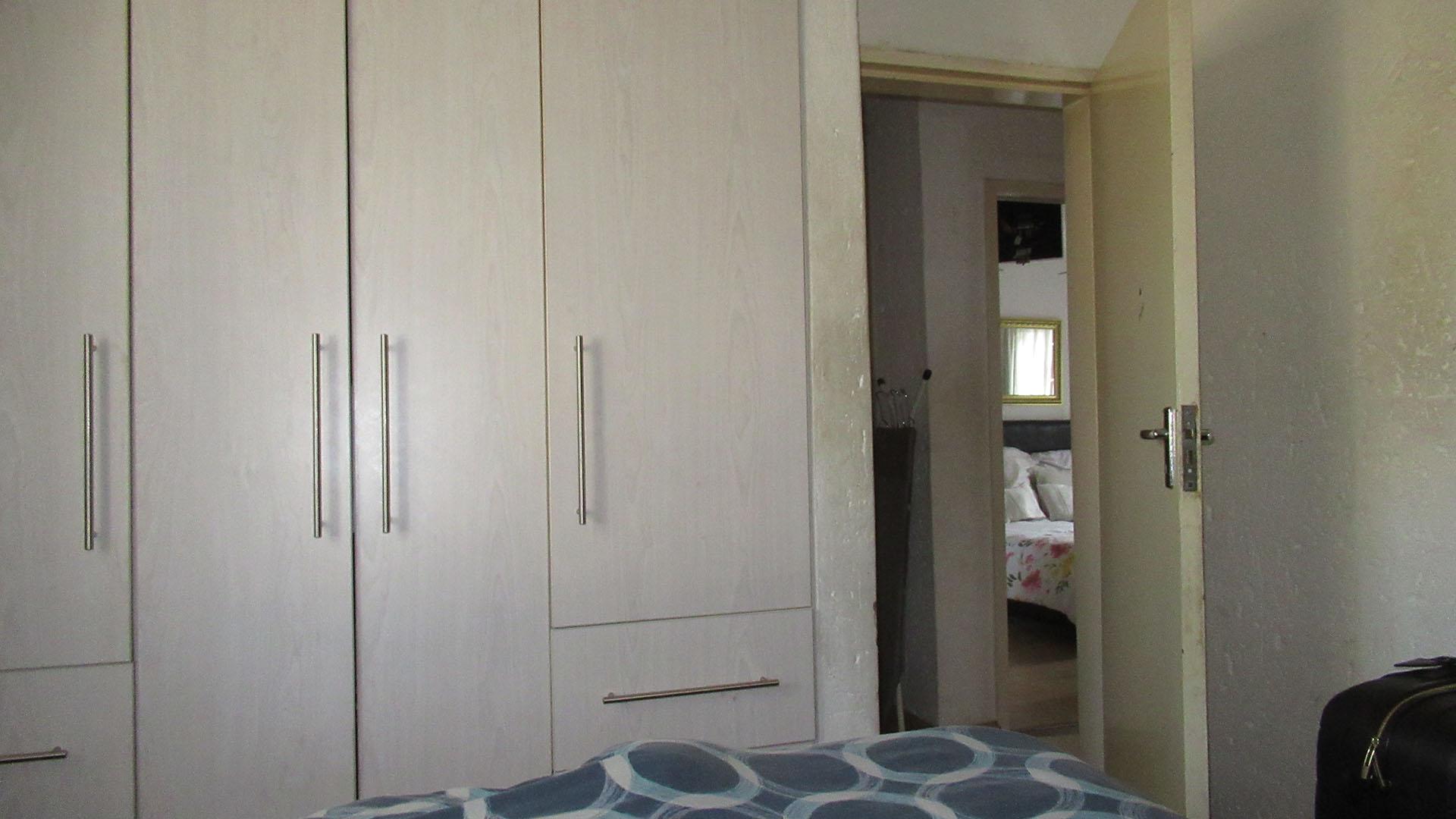 Bed Room 1 - 9 square meters of property in Bryanston