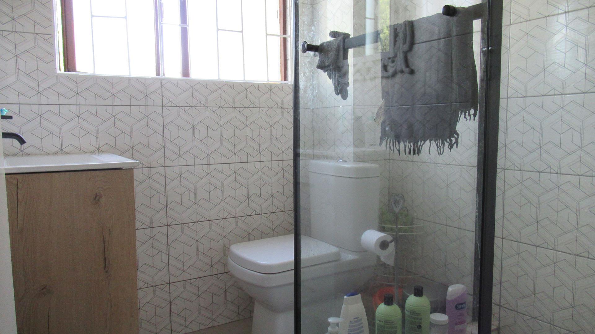 Bathroom 1 - 3 square meters of property in Bryanston