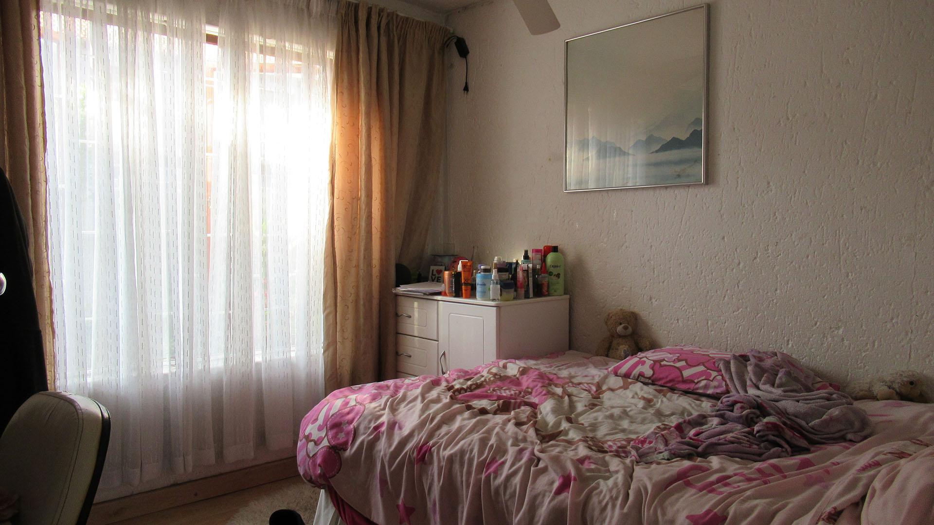 Bed Room 2 - 10 square meters of property in Bryanston