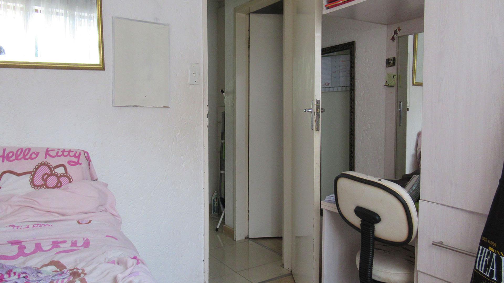 Bed Room 2 - 10 square meters of property in Bryanston