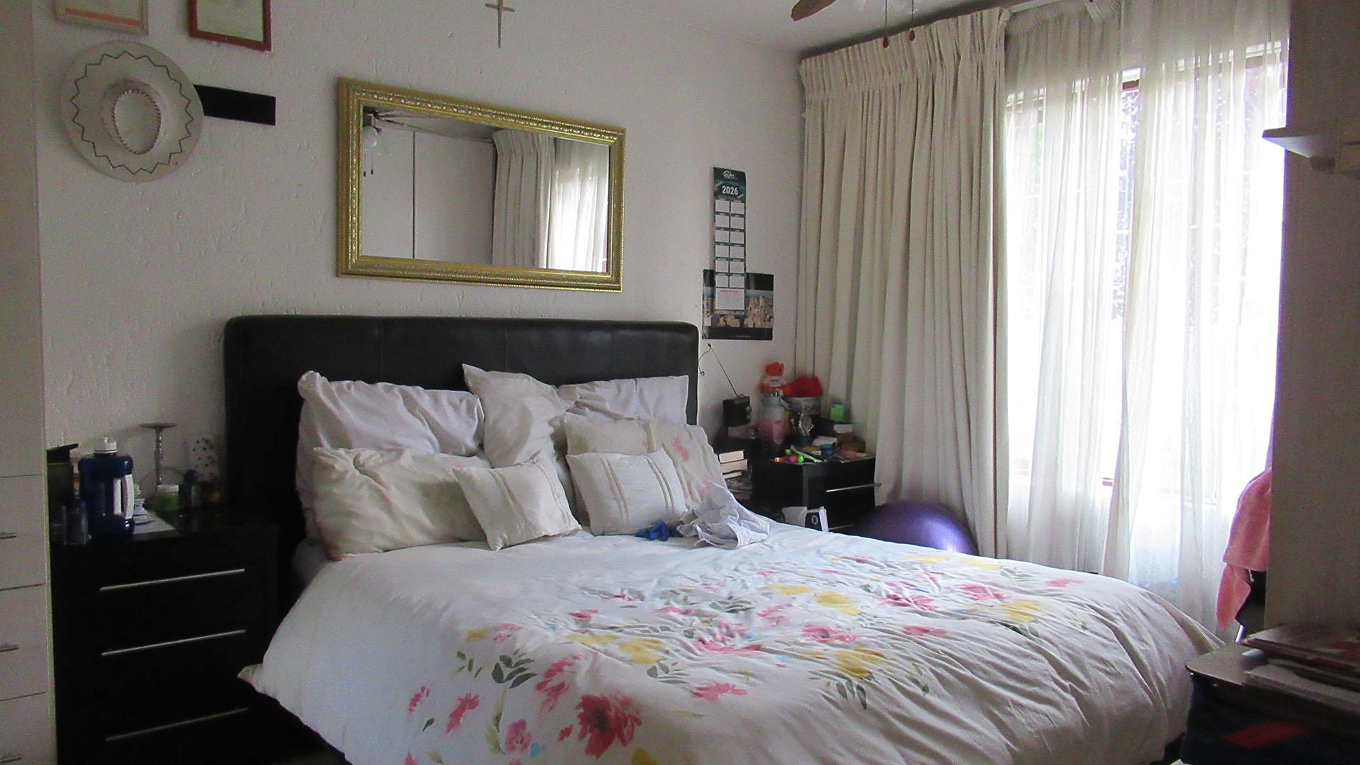 Main Bedroom - 18 square meters of property in Bryanston