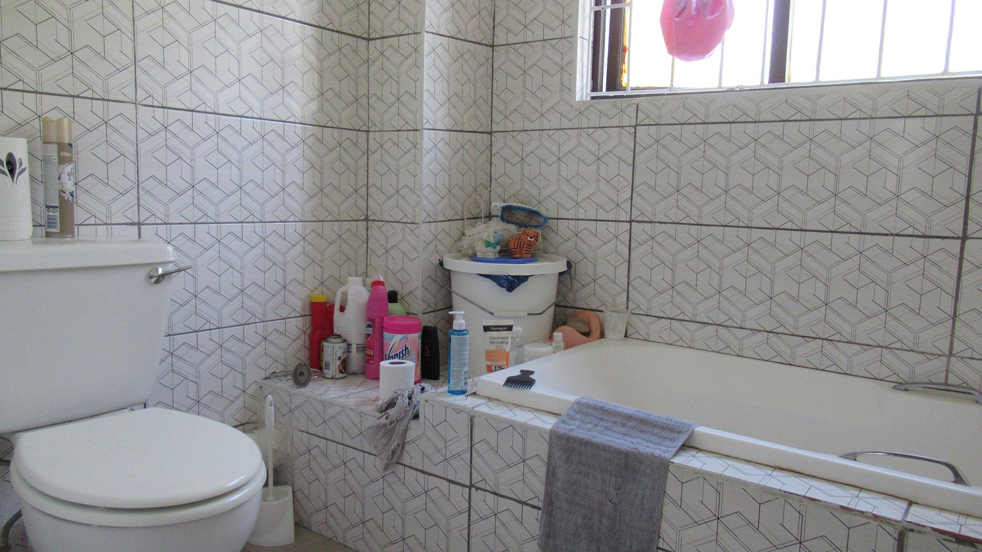 Main Bathroom - 5 square meters of property in Bryanston
