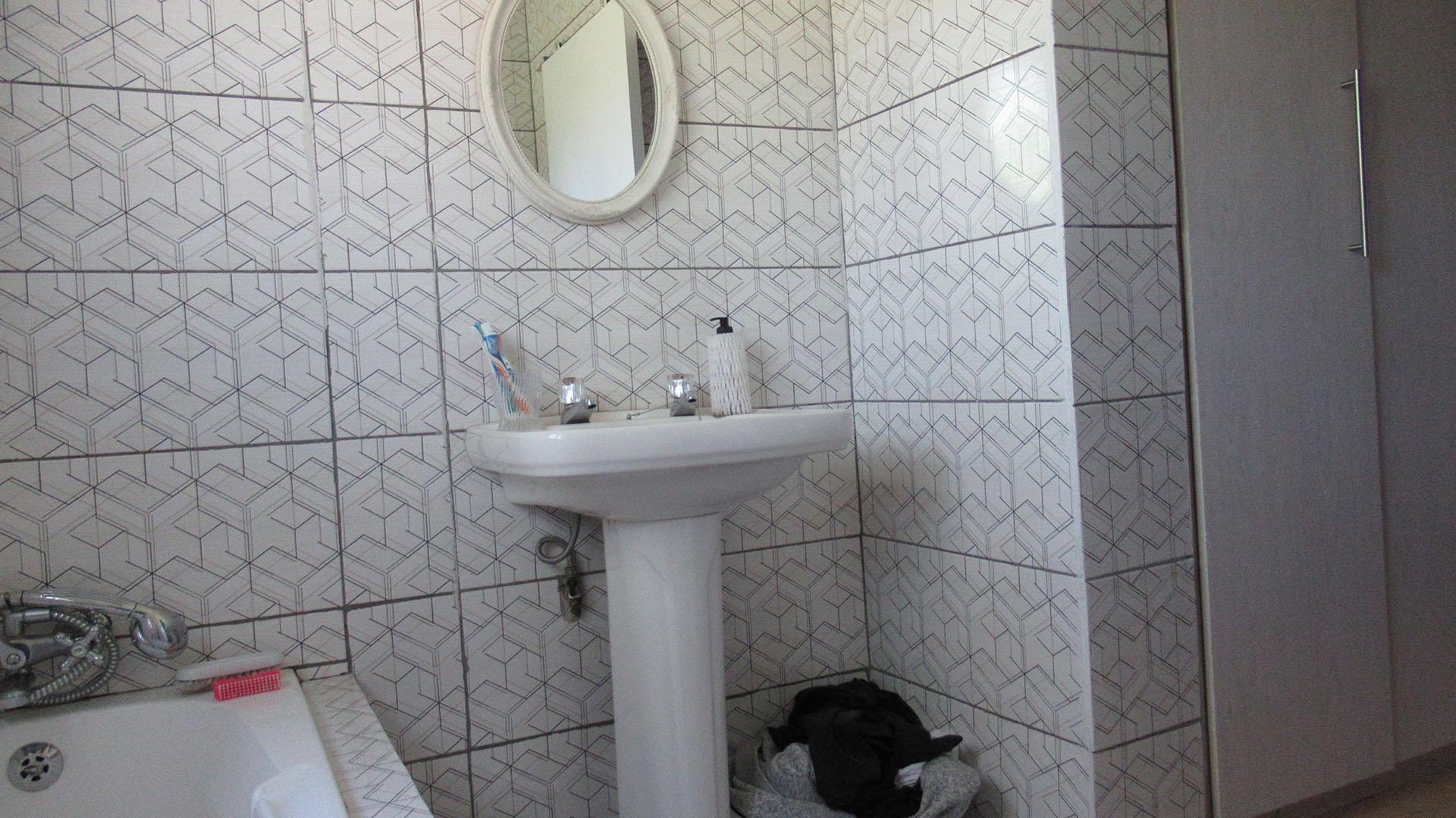Main Bathroom - 5 square meters of property in Bryanston