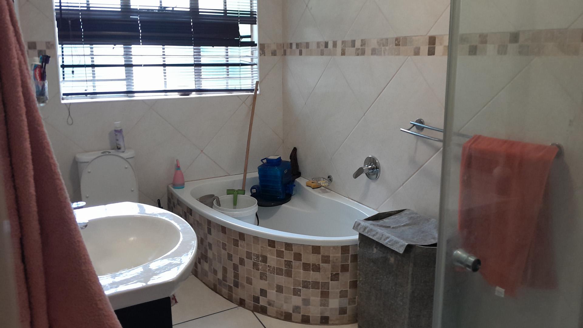Bathroom 1 of property in Scottsville PMB