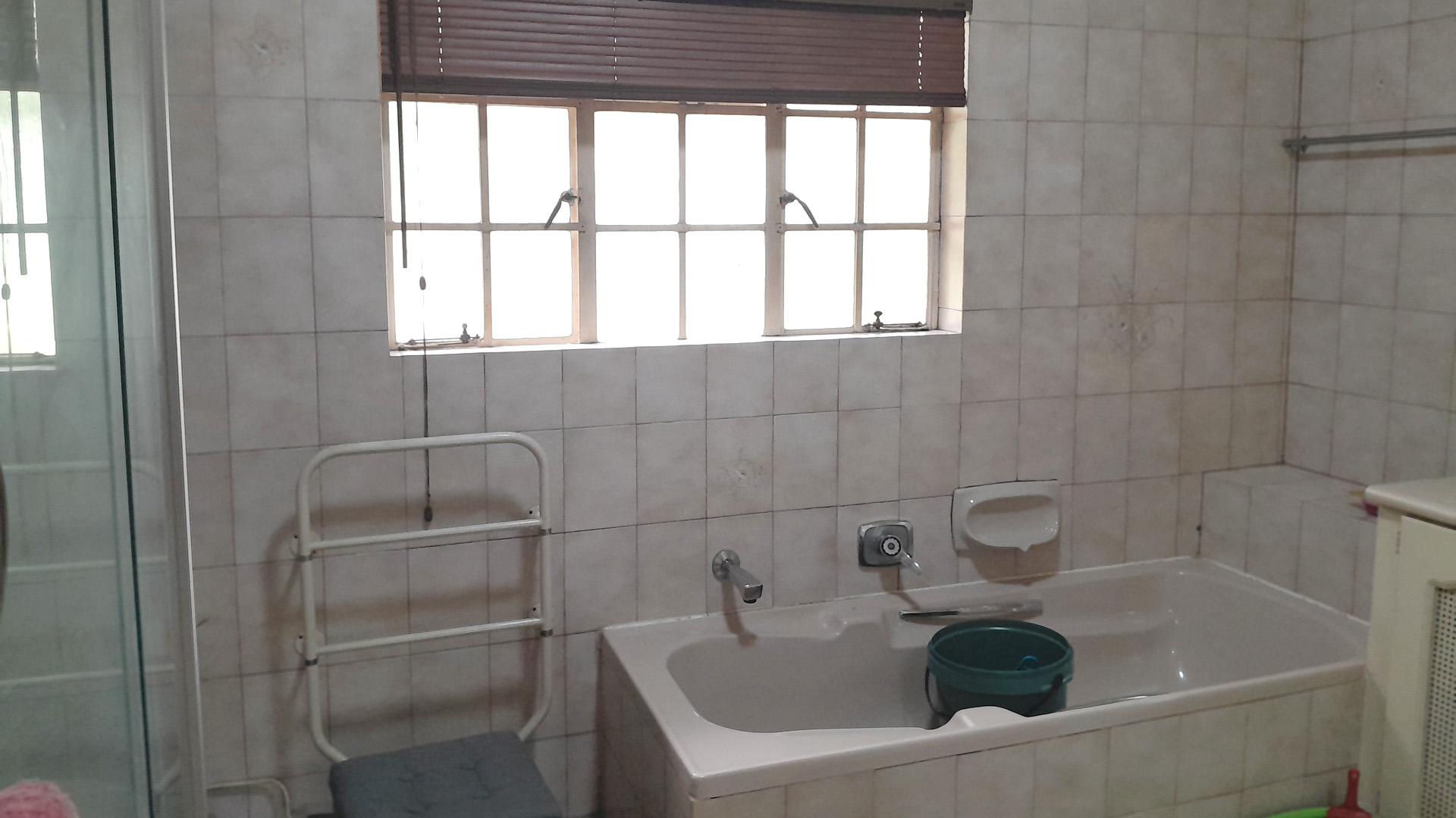 Main Bathroom of property in Scottsville PMB