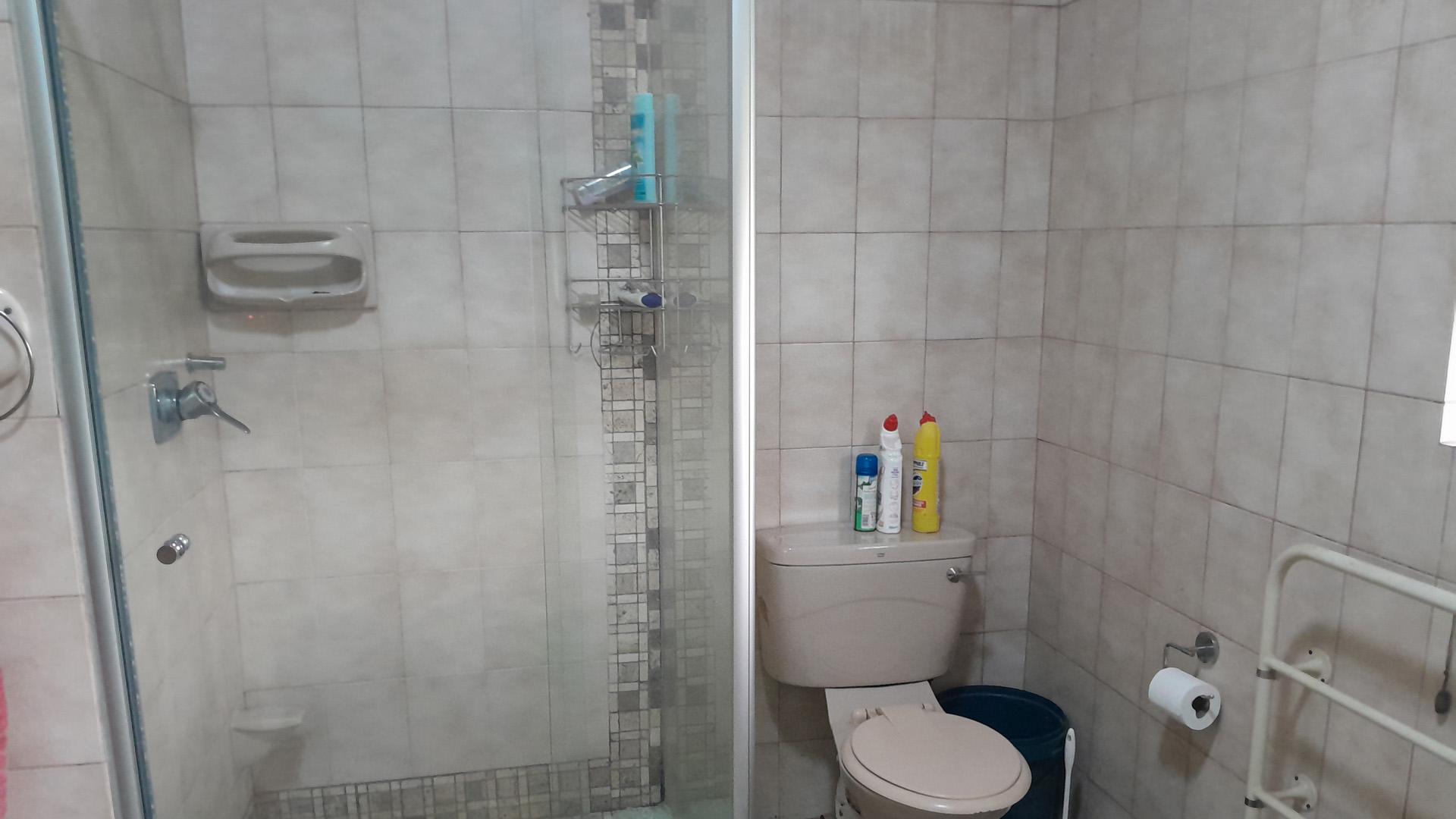 Main Bathroom of property in Scottsville PMB