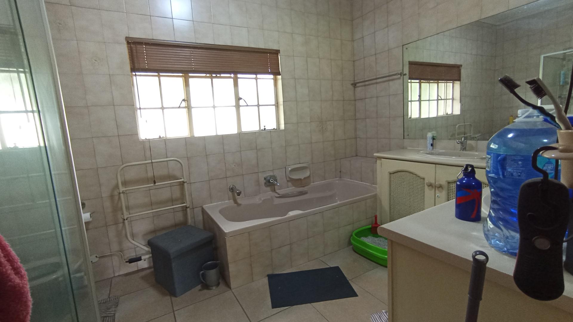 Bathroom 1 of property in Scottsville PMB