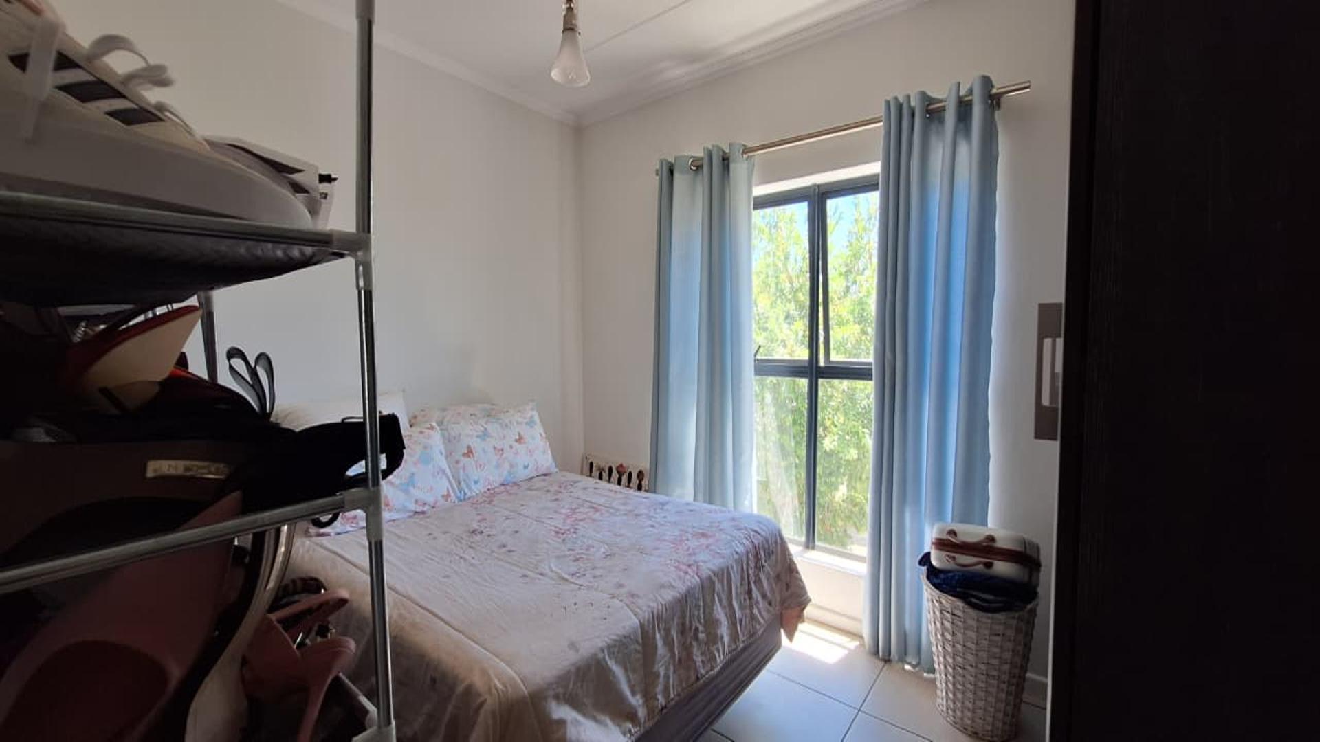 Main Bedroom - 15 square meters of property in Bryanston
