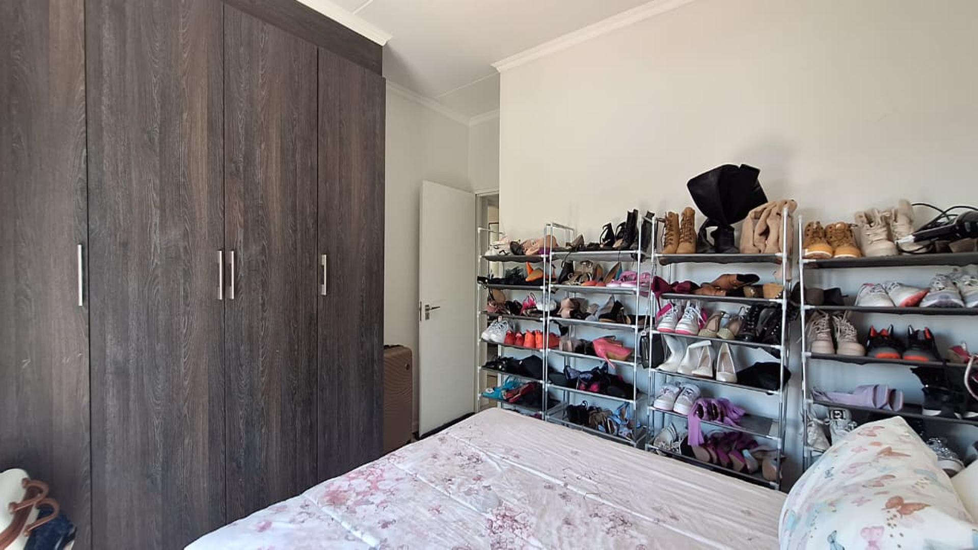 Main Bedroom - 15 square meters of property in Bryanston