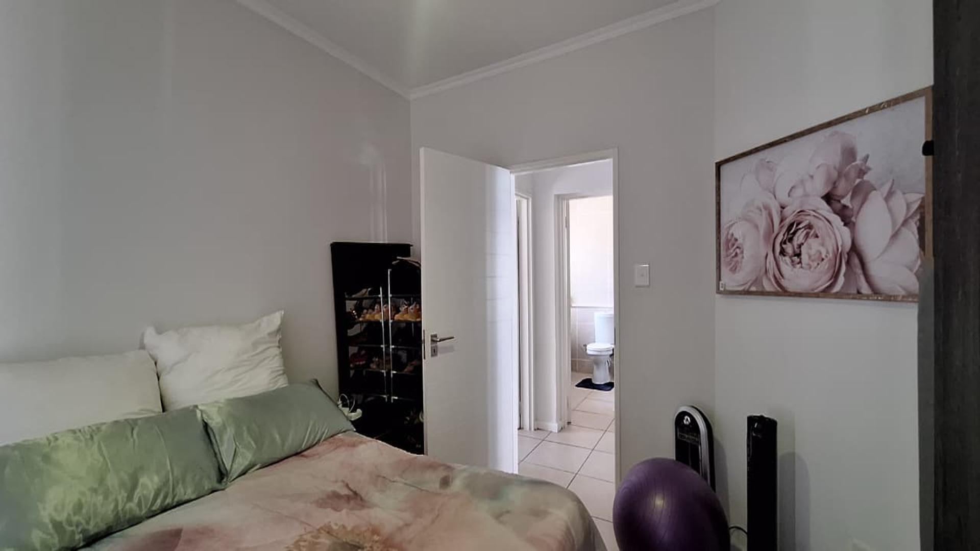 Bed Room 1 - 11 square meters of property in Bryanston