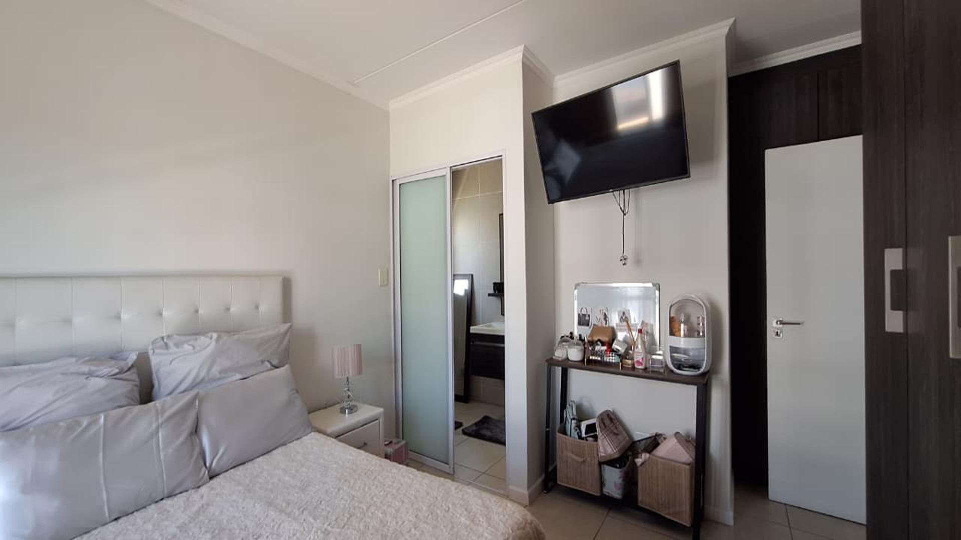 Bed Room 2 - 14 square meters of property in Bryanston