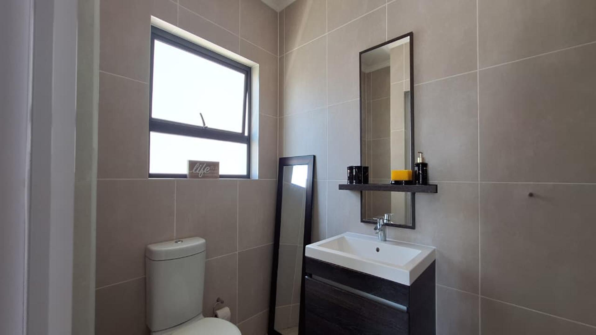 Main Bathroom - 4 square meters of property in Bryanston