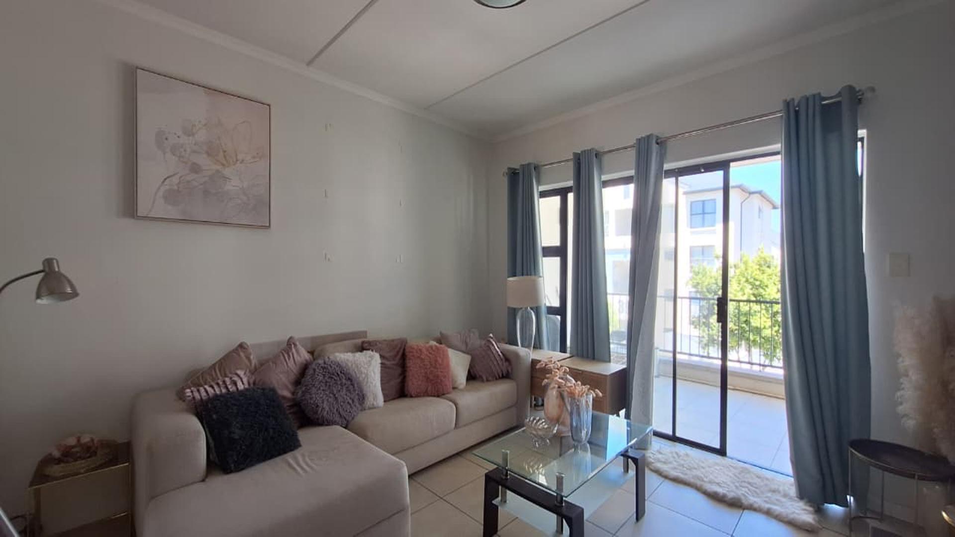 Lounges - 28 square meters of property in Bryanston