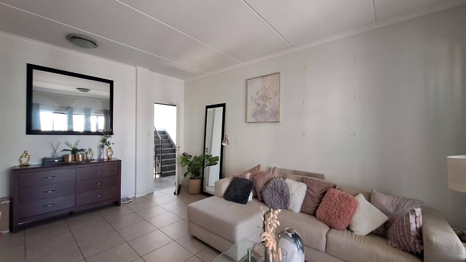 Lounges - 28 square meters of property in Bryanston