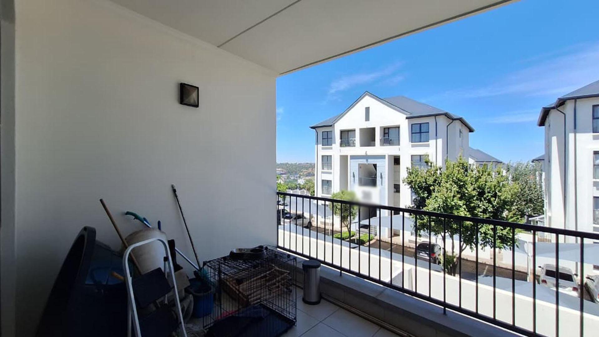 Balcony - 14 square meters of property in Bryanston