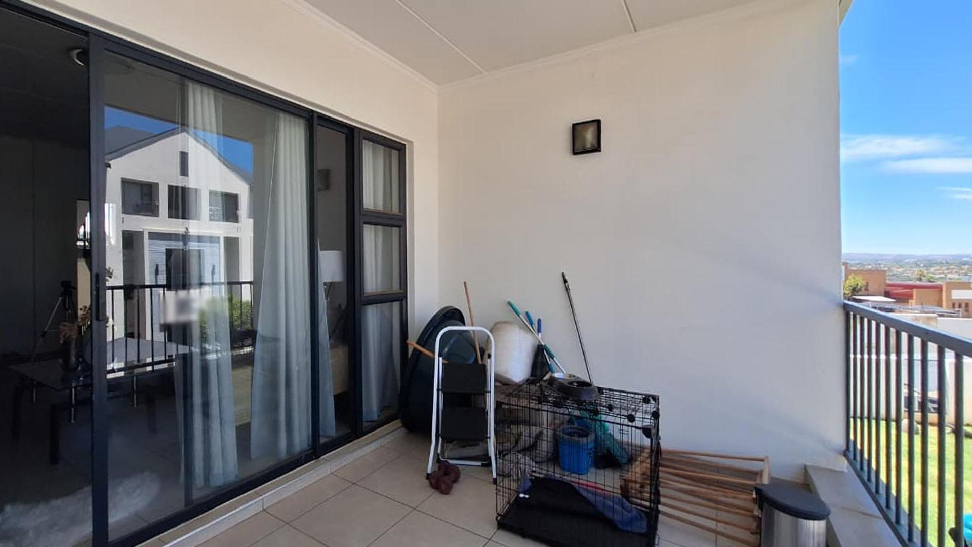 Balcony - 14 square meters of property in Bryanston