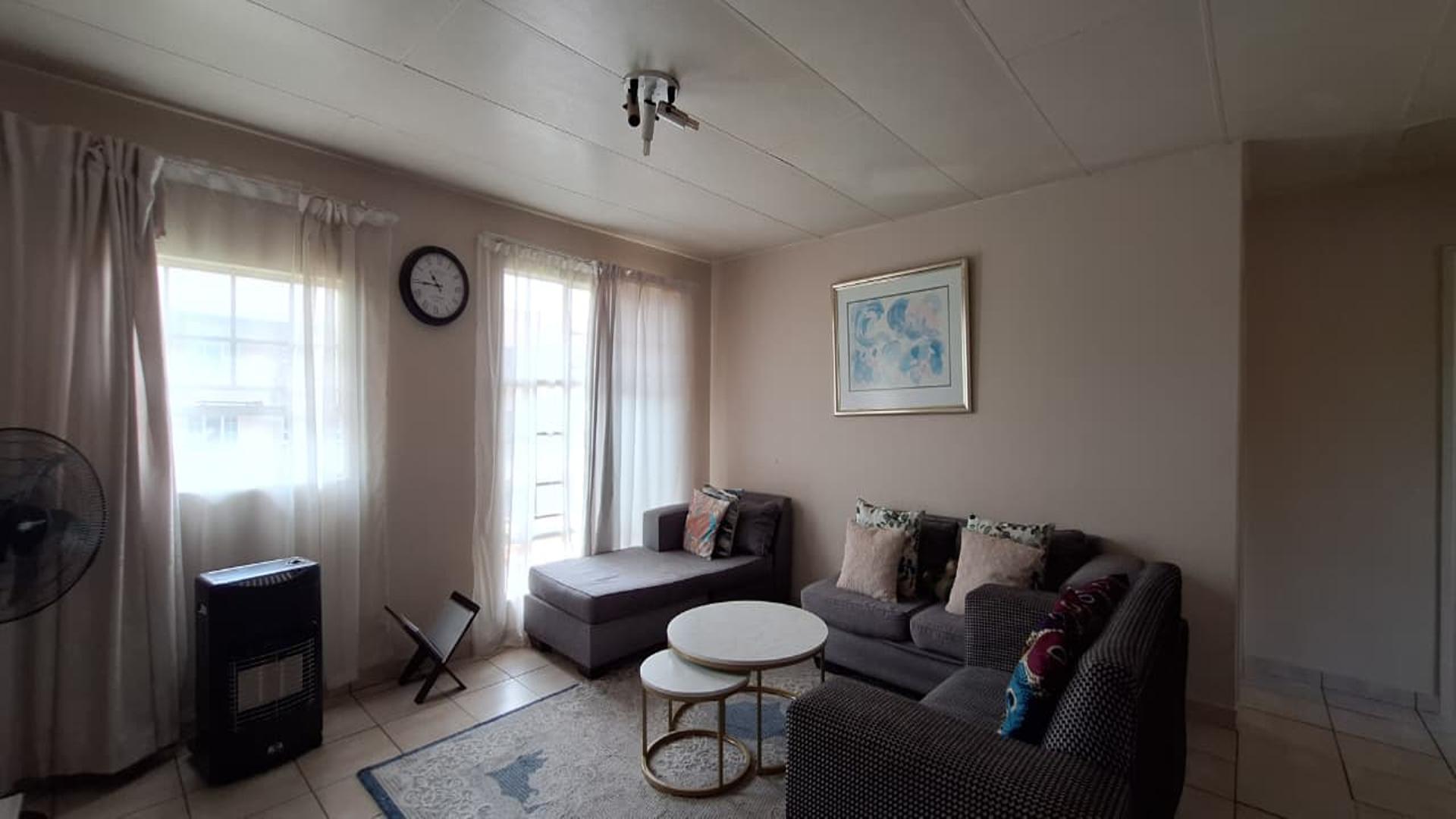 Lounges - 24 square meters of property in Lindhaven