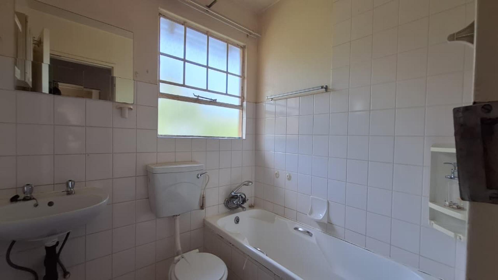 Bathroom 1 - 5 square meters of property in Lindhaven