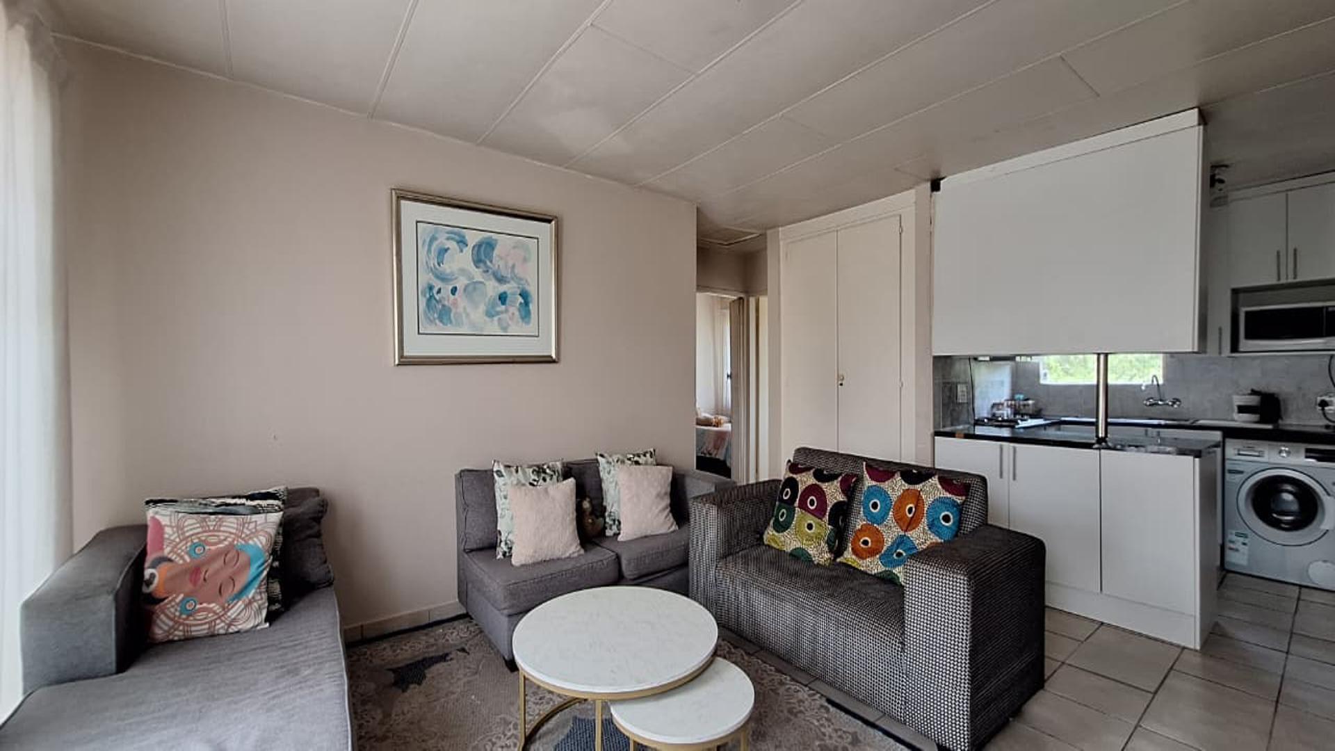 Lounges - 24 square meters of property in Lindhaven