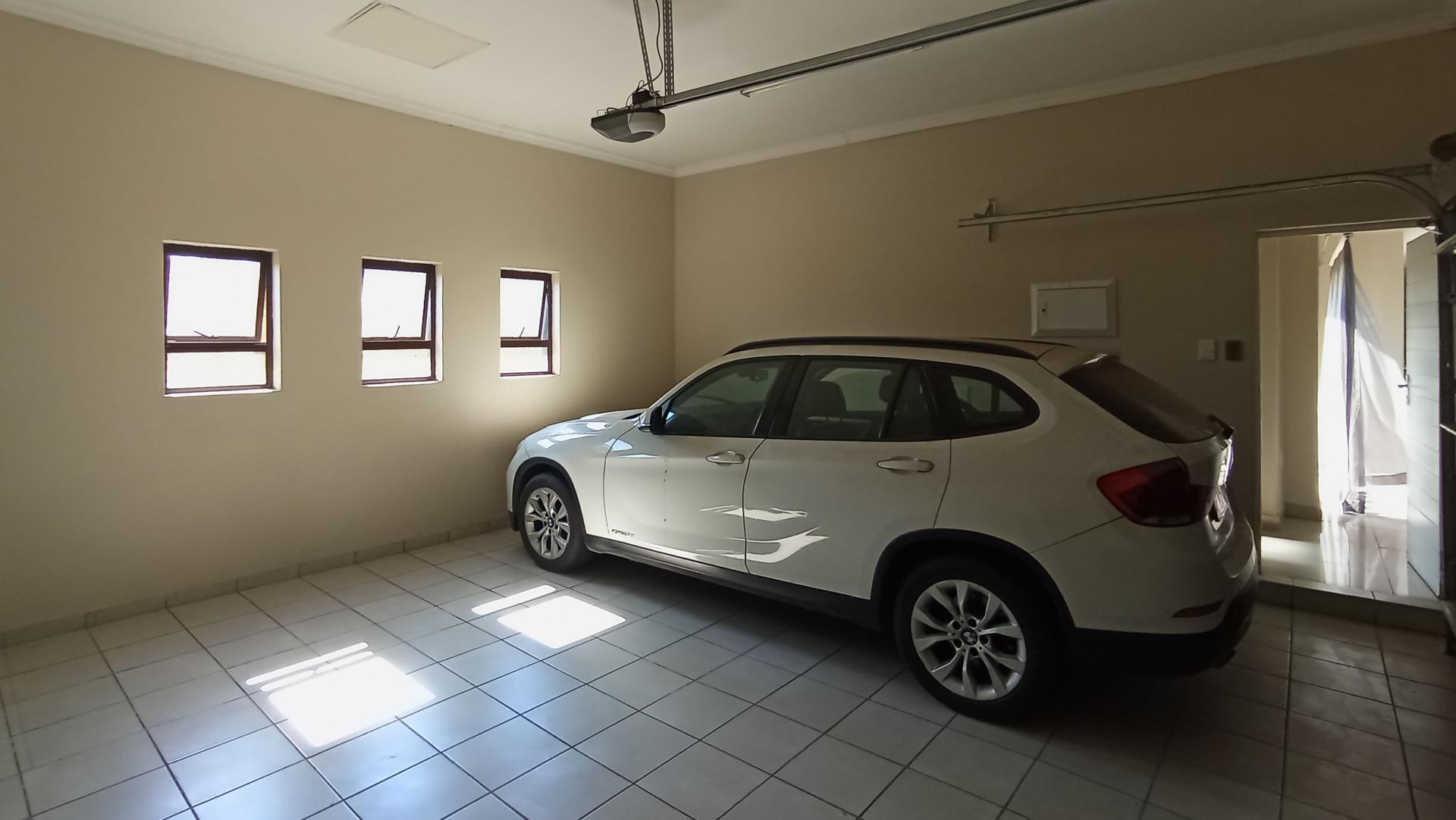Garage - 30 square meters of property in Derdepoortpark