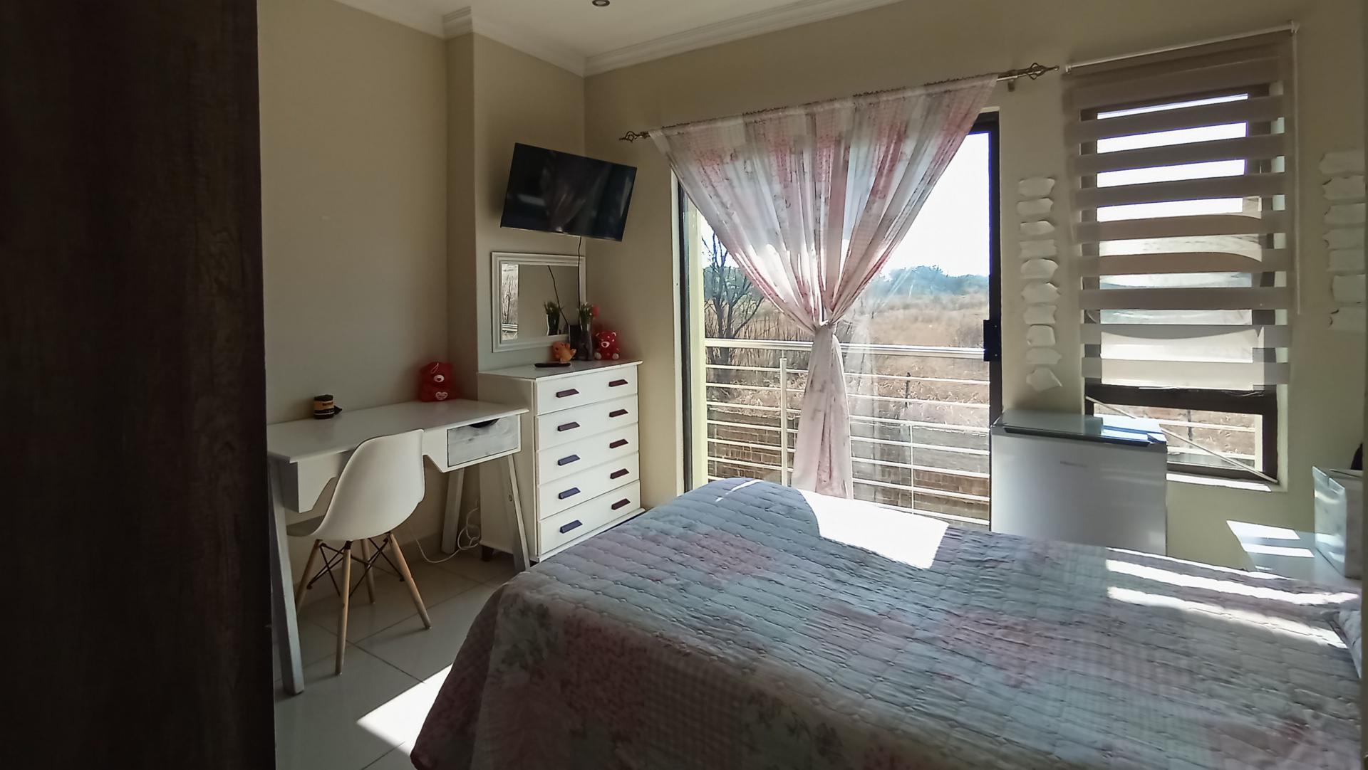 Bed Room 2 - 11 square meters of property in Derdepoortpark