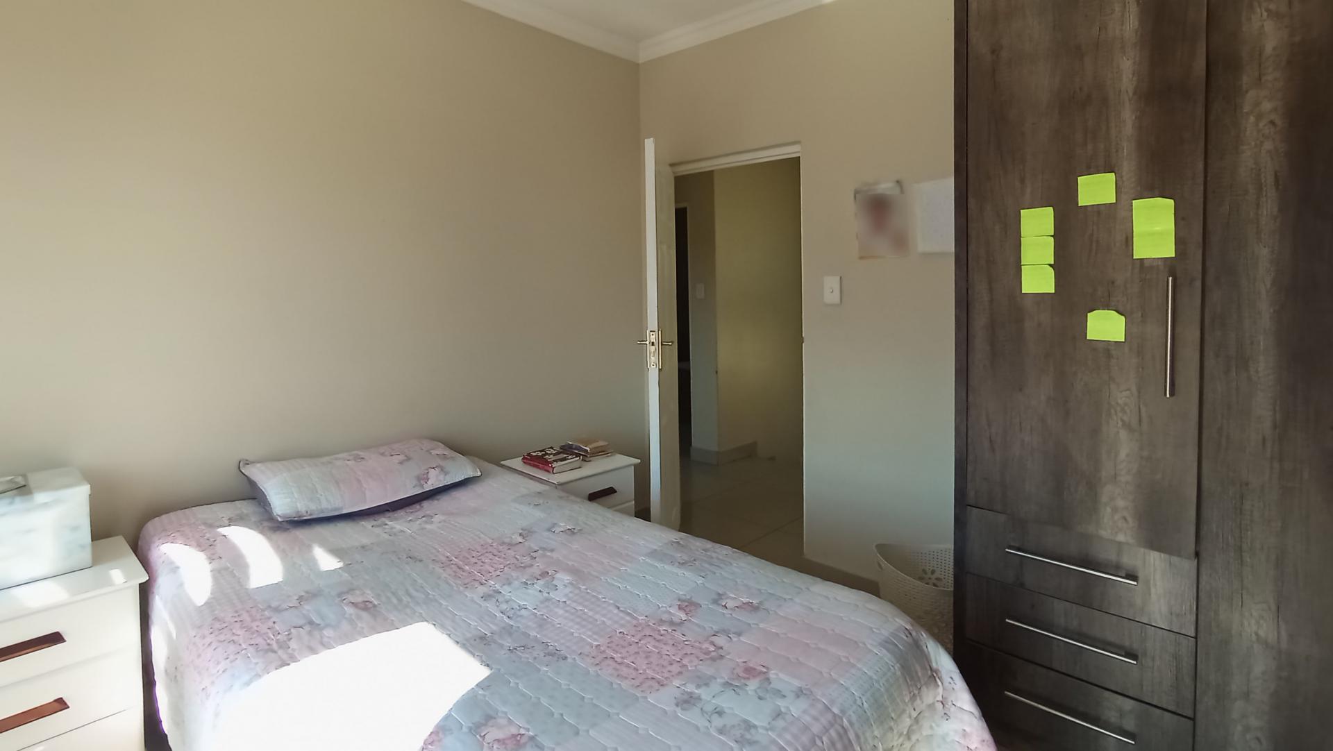 Bed Room 2 - 11 square meters of property in Derdepoortpark