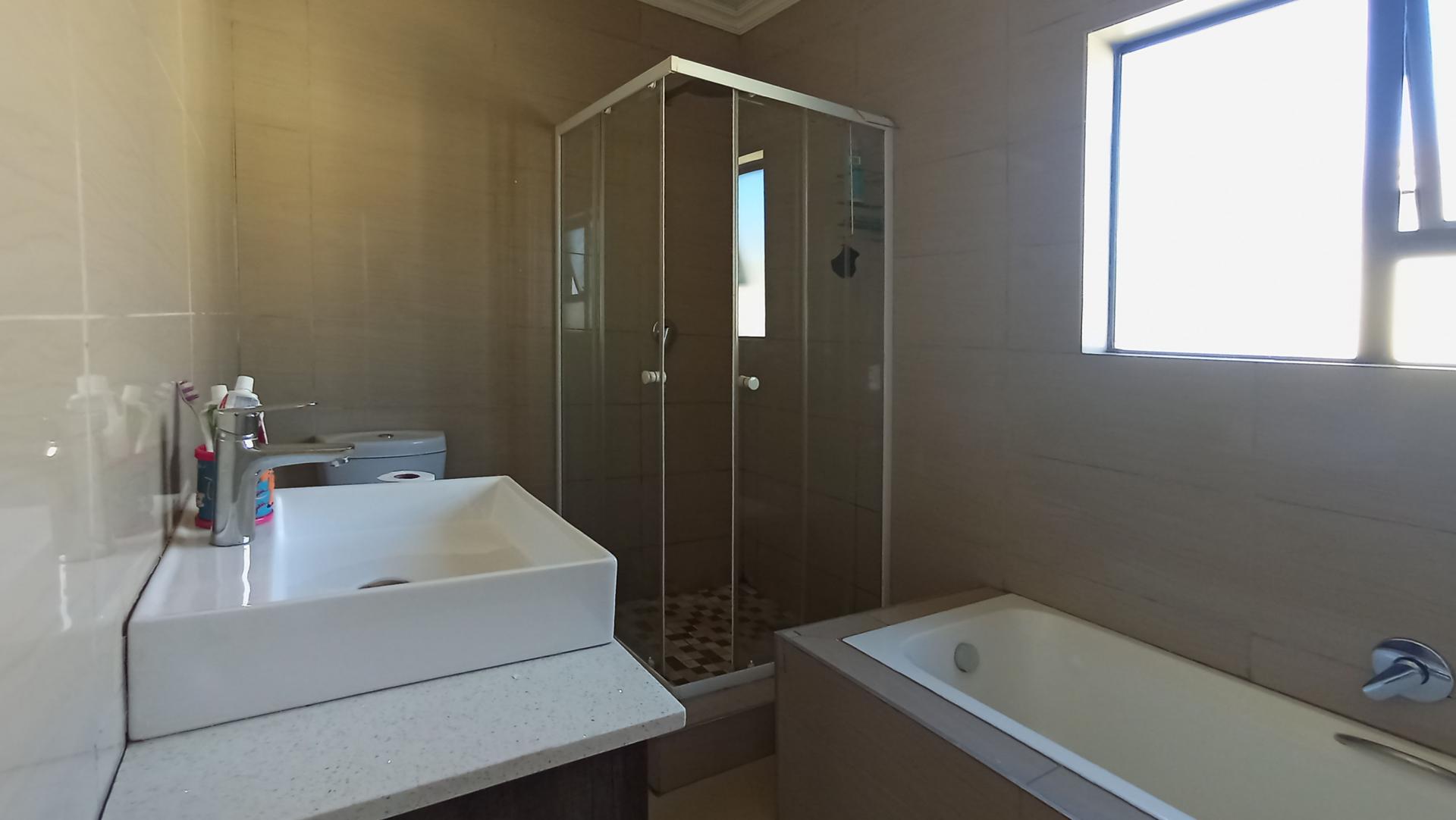 Bathroom 1 - 8 square meters of property in Derdepoortpark