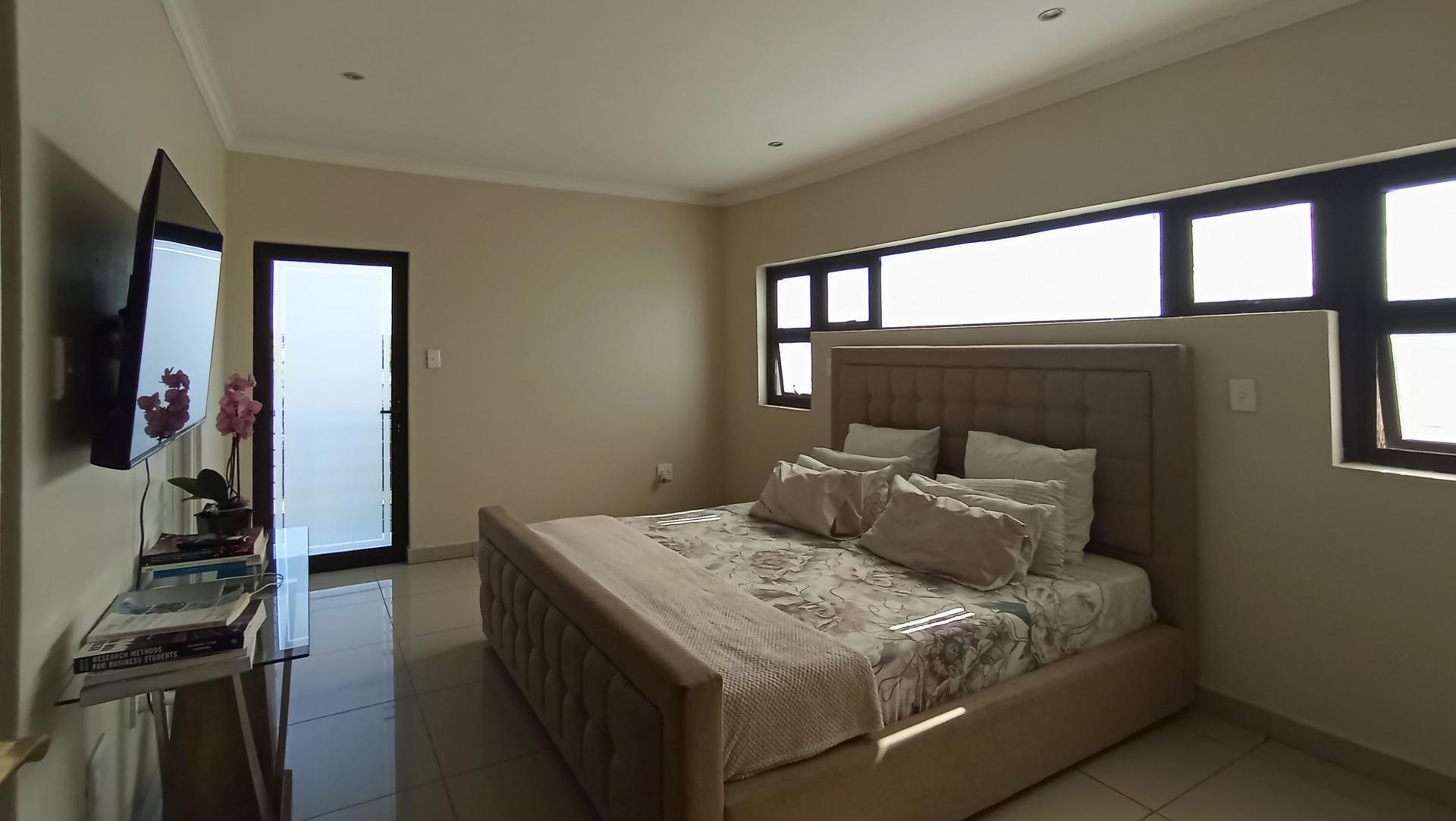 Main Bedroom - 25 square meters of property in Derdepoortpark
