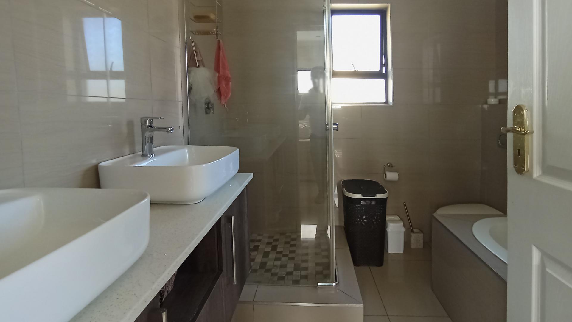 Main Bathroom - 6 square meters of property in Derdepoortpark